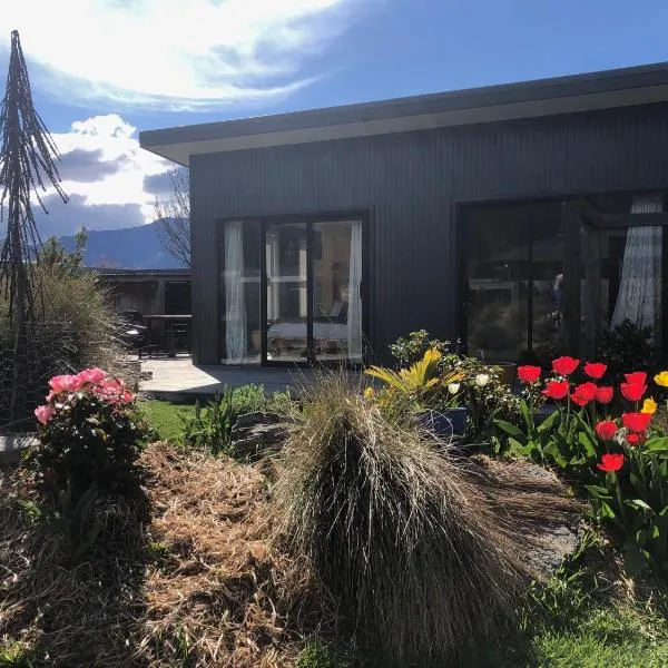 Lake Hawea Little Maude Snug，位于哈威亚湖的酒店