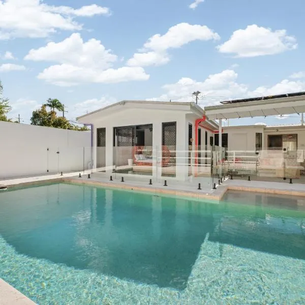 Lush Buderim Escape Private Pool & Short Drive to Mooloolaba Beach，位于布德林姆的酒店