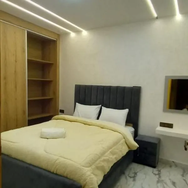 Maison confortable Familiale au plein milieu d'Oujda, bien équipée et sécurisée avec 2 chambres et salon moderne et un garage pour le véhicule, cuisine et un douche moderne et une toilette marocaine，位于乌季达的酒店