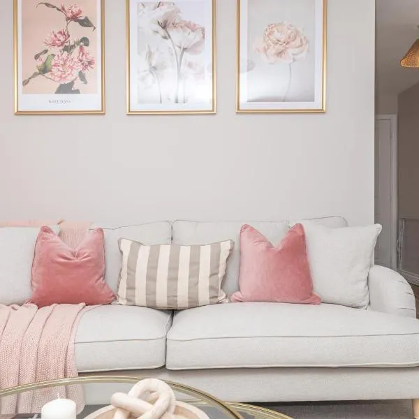 Stylish 5-Bed Townhouse In Wakefield，位于Crigglestone的酒店