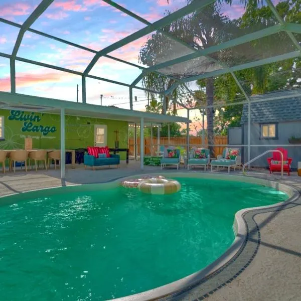 Breezy Pineapple, Heated Pool, Sleeps 12, Putting Green，位于拉哥的酒店
