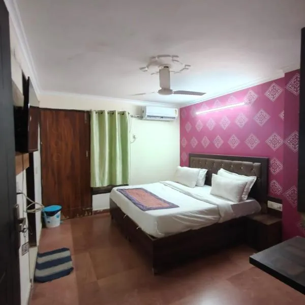 Hotel The River Front at Delhi Airport，位于加姆布的酒店