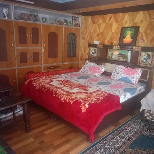 Pranshi Home Stay Kalpa，位于Chini的酒店