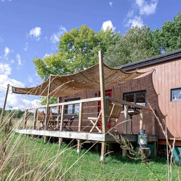 Tiny House Les Jours Heureux Sejour nature pres de Dinant et des Lacs de l Eau d Heure，位于Villers-le-Gambon的酒店