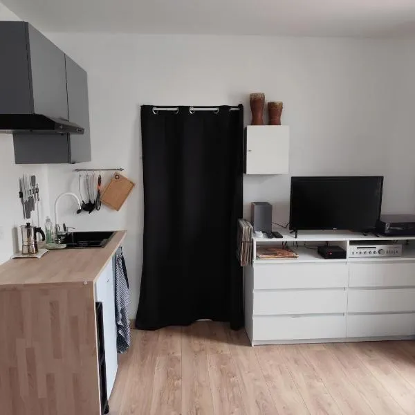 Charmant studio indépendant en RDC chez Cyril et Stéph，位于Millas的酒店