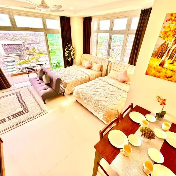 Kuching 4Pax Riverine High Floor Resort Stay Kuching Waterfront View from Balcony，位于古晋的酒店