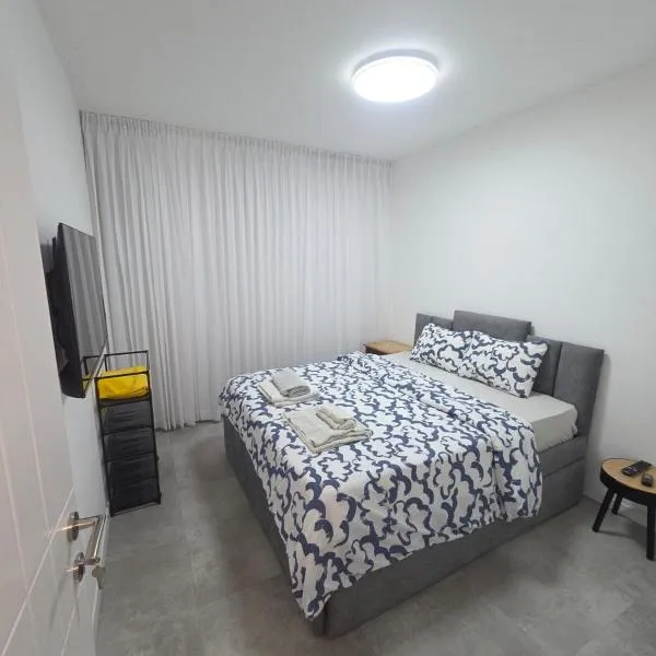 Квартира с современным ремонтом，位于纳哈里亚的酒店