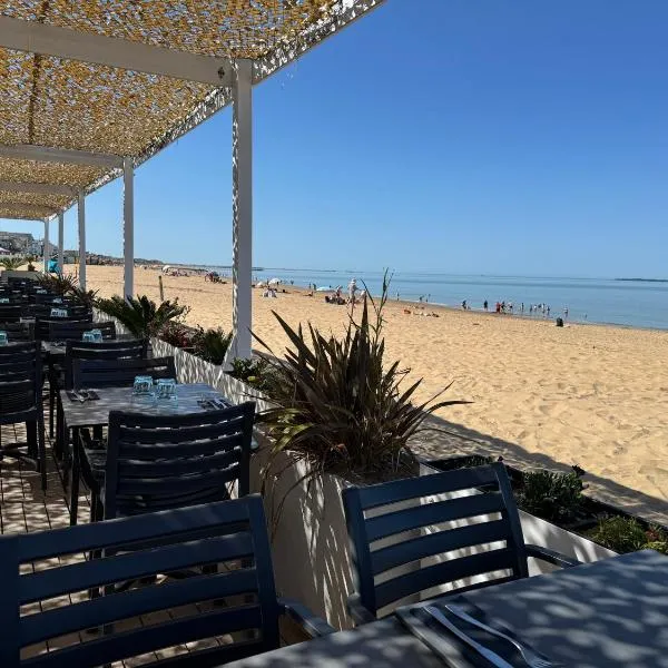 Acadie Saint Victor - Hôtel restaurant -Face mer- Châtelaillon plage，位于沙特拉永普拉日的酒店