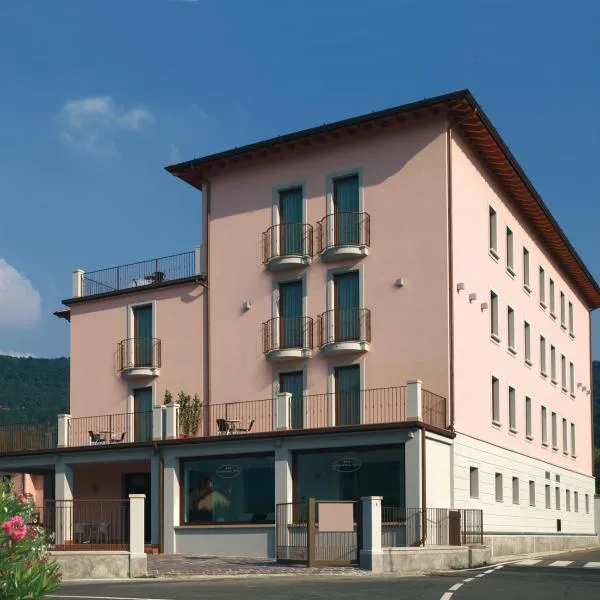 国际酒店，位于Siviano的酒店