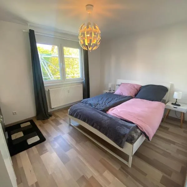 Moderne 3 Zimmer Wohnung mit 2 Badezimmer in Herbolzheim!，位于黑尔博尔茨海姆的酒店