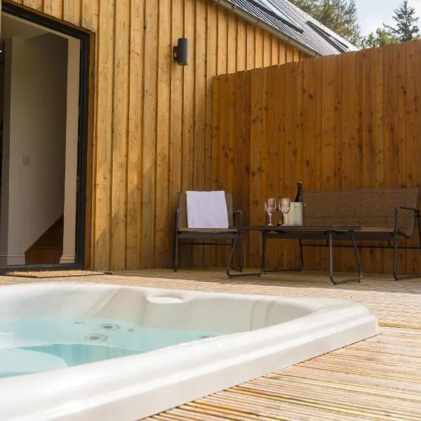 Forest Corner Luxury Apartment with Hot Tub，位于北巴拉胡利什的酒店