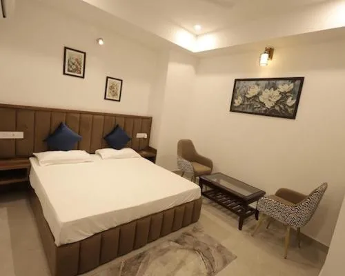 Hotel Rajshree，位于Kurukshetra的酒店