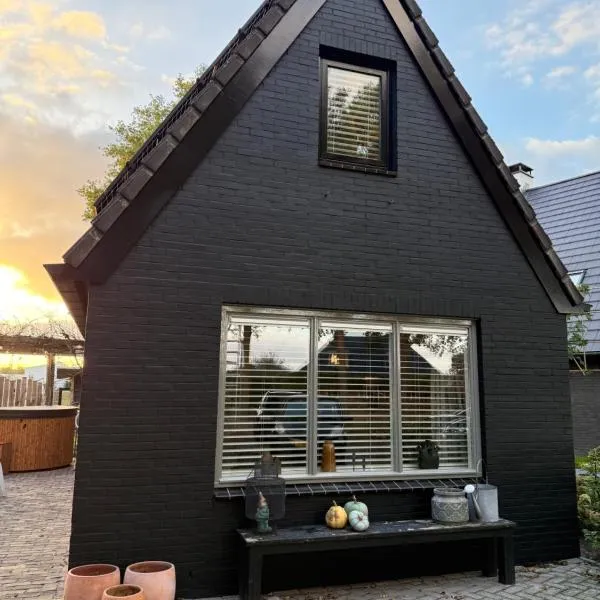 Het kleine huisje met Hottub，位于埃曼的酒店