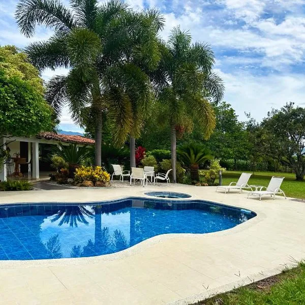 Espectacular finca cerca a Buga，位于Guacarí的酒店