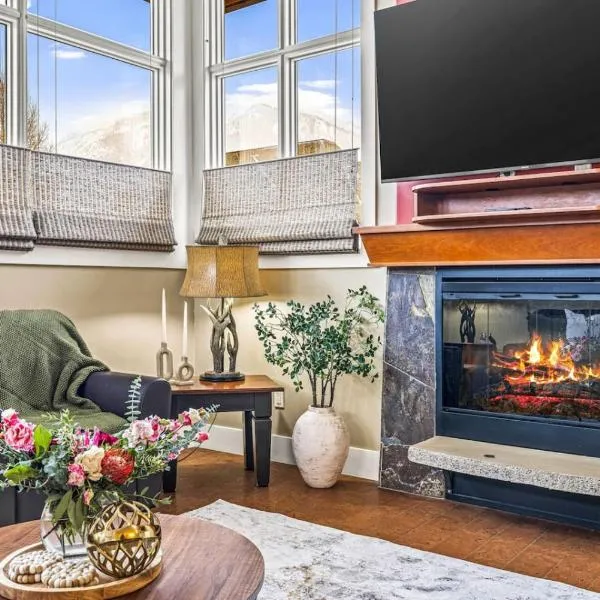 Cozy 2BR Retreat Mountain View with Pool and Hot Tub，位于坎莫尔的酒店