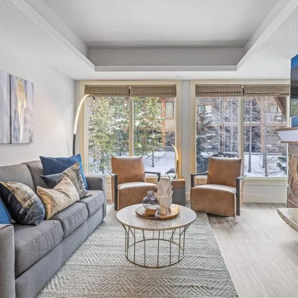 Spacious 2BR Oasis with Pool and Gym Close to Banff，位于坎莫尔的酒店