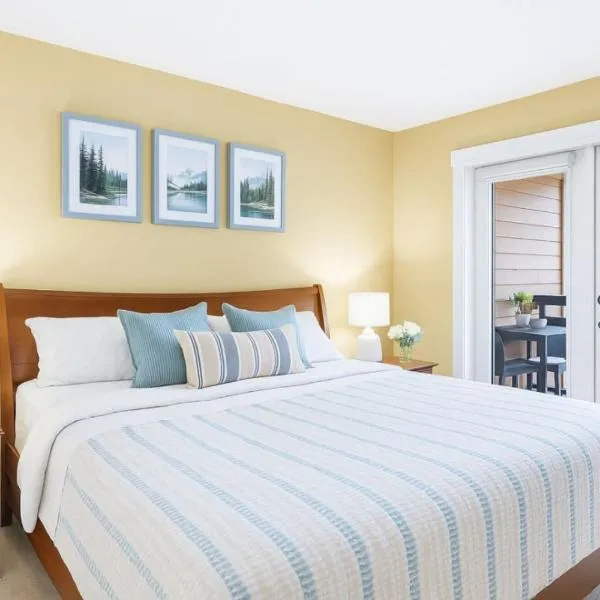 Exciting Rockies 1BR Escape with Hot Tub, Pool and BBQ，位于坎莫尔的酒店