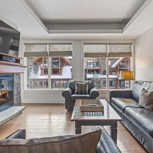 Mountain View 2BR Condo with Hot Tub, Pool and Gym，位于坎莫尔的酒店