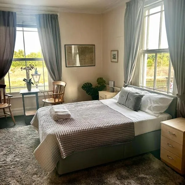 The Fox and Hounds，位于Surbiton的酒店