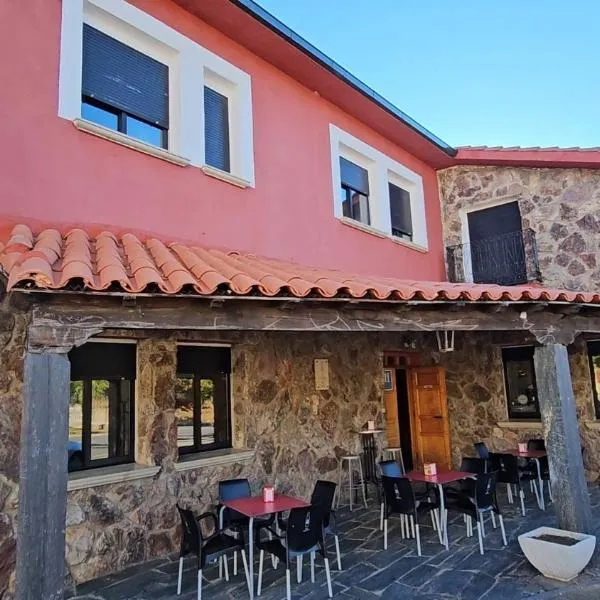 Hostal Restaurante Las Cavenes Del Cabaco，位于El Cabaco的酒店