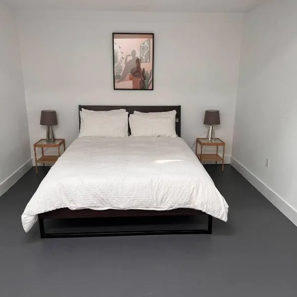 Private guest suite with bathroom and sitting area，位于哈利法克斯的酒店