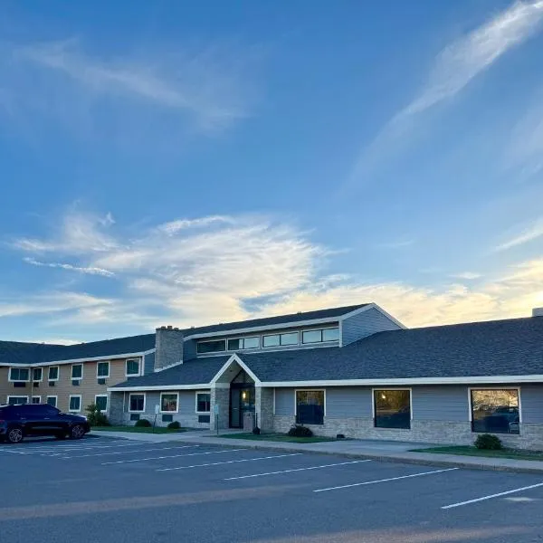 阿美瑞辛酒店及套房 - 赖斯湖（Rice Lake），位于Rice Lake的酒店