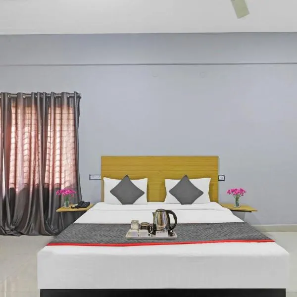 Townhouse Hotel White Orchid Inn，位于Kondapur的酒店