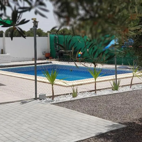 Oasis Pool in the Desert BBQ and Garden，位于塔韦尔纳斯的酒店