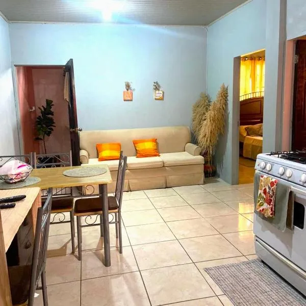 Relaxing 2 bedroom with AC, WiFi, Central Location，位于Golconda的酒店