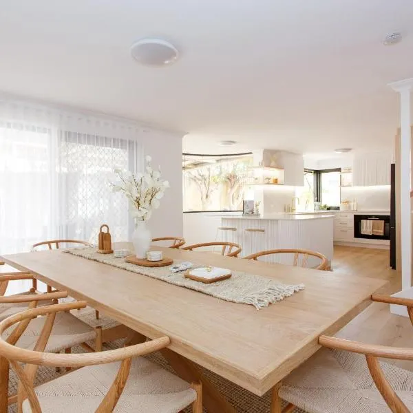 Scarborough Family Beachside Retreat - Walk to beach，位于珀斯的酒店