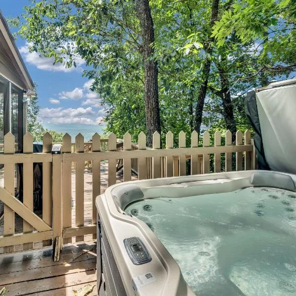 Cozy Walnut Mountain Cabin with Hot Tub & Views，位于埃利杰的酒店