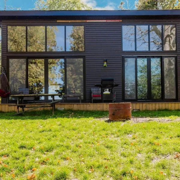 3-bedroom Lakefront Villa #10，位于Lakefield的酒店