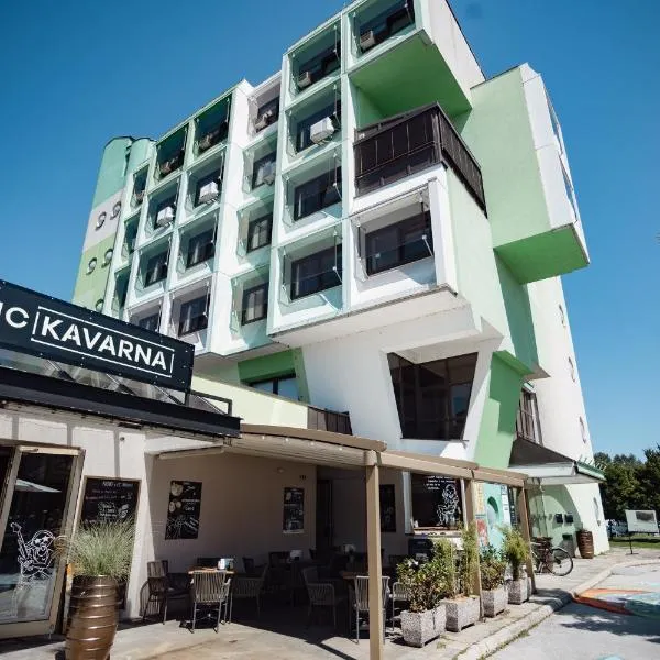 MC Hotel，位于扎雷克的酒店