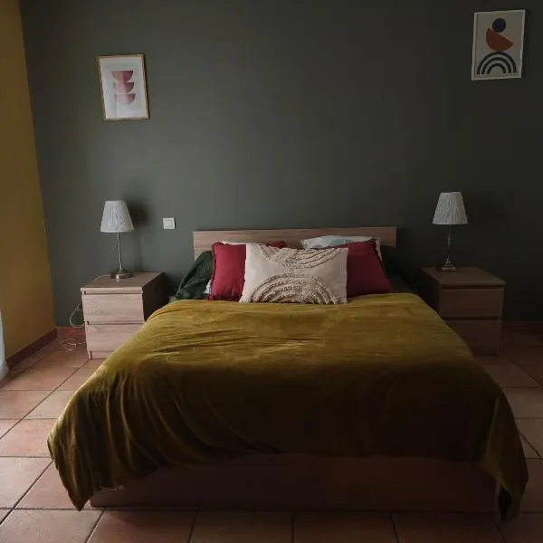 Chambre spacieuse avec bureau et balcon，位于Millas的酒店