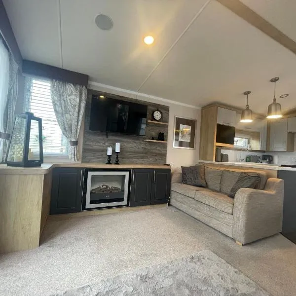 Beautiful caravan at Kent coast with wrap around decking and free WiFi sleeps 6，位于Allhallows的酒店