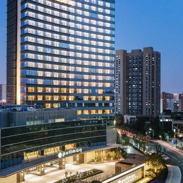 上海卓越铂尔曼大酒店，位于上海的酒店