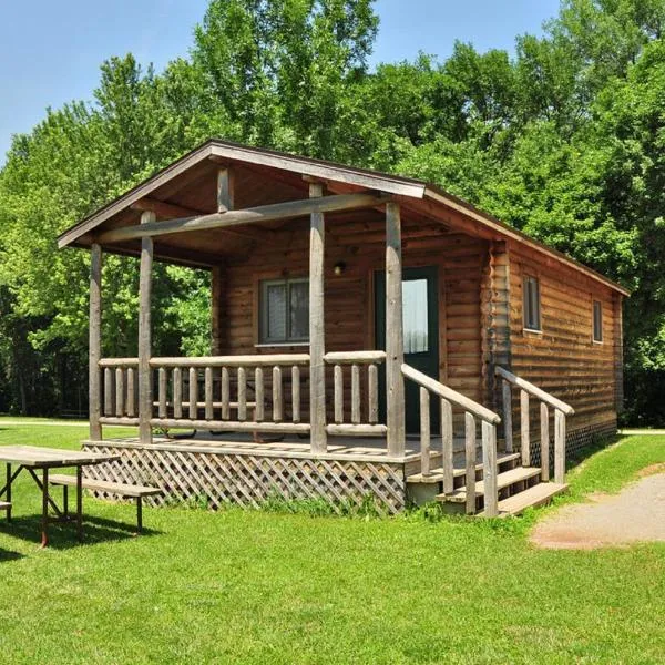 Fremont RV Campground Cottage 28，位于Waupaca的酒店