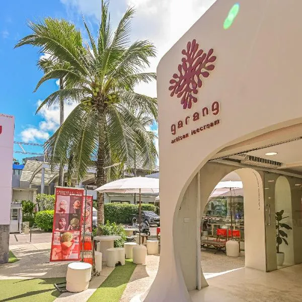 普吉岛南海温德姆华美达酒店，位于卡伦海滩的酒店