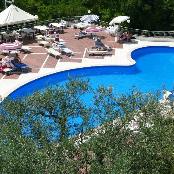 拉尤里奥酒店，位于Castello del Lago的酒店