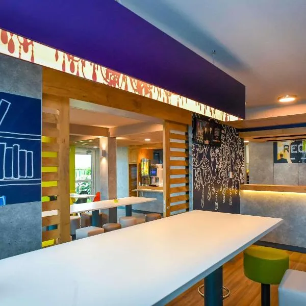 圣罗宜必思快捷酒店，位于圣洛的酒店