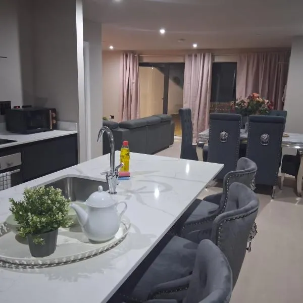 3 Bed Penthouse, 2Free Parking Spaces Close to BHX NEC，位于伯明翰的酒店
