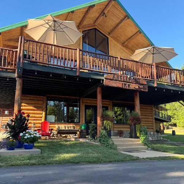 Anglemont Inn Rent all 16 Rooms for Weddings, Events North Shuswap BC，位于Anglemont的酒店