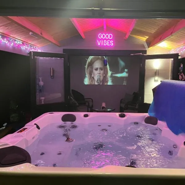 Sunset Retreat Hot Tub & Outdoor Cinema Cabin & Sunset Views，位于Portglenone的酒店