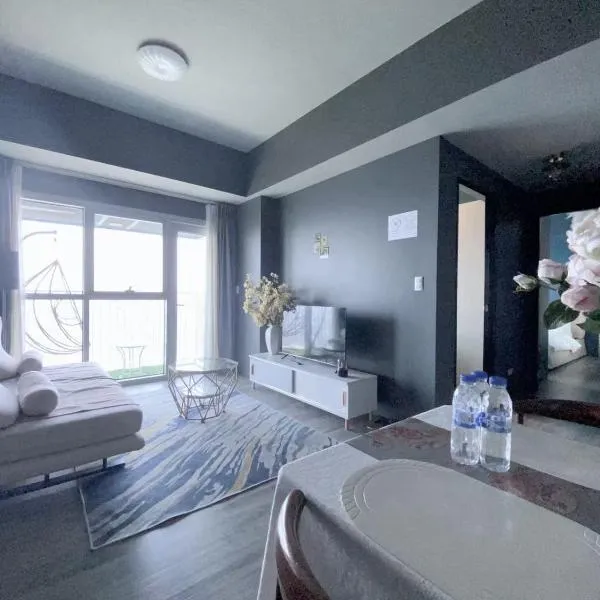 Luxurious Modern 2 Bedrooms Perfect Seaviews, Near Okada, Solaire, Airports, MOA with Free Parking，位于马尼拉的酒店
