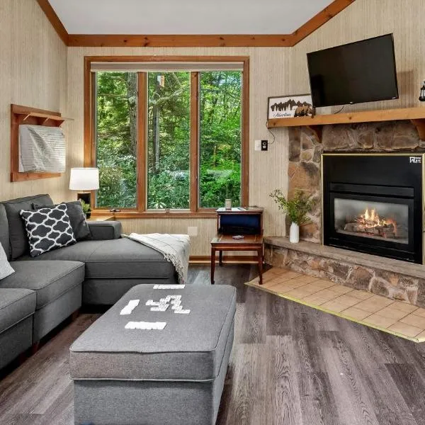 Harmony Ridge by AvantStay Fireplace Large Deck Forest Views，位于莱克哈莫尼的酒店