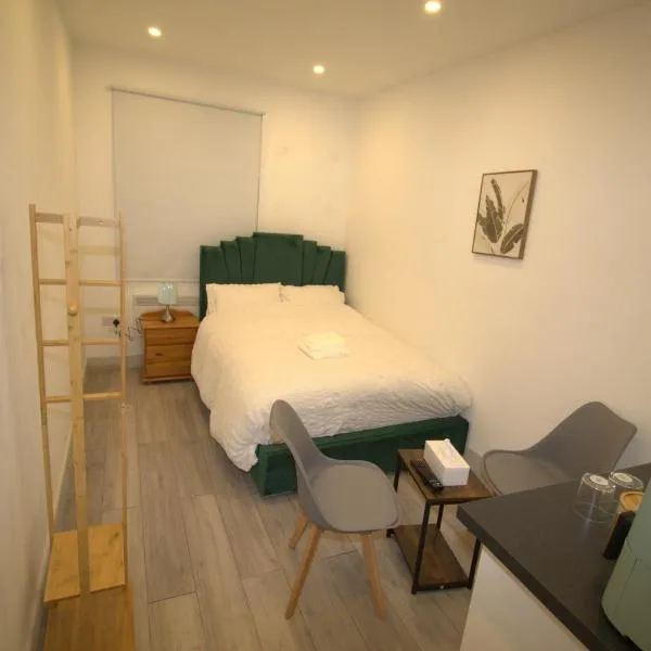 AMD Hotel Modern Comfort in the Heart of Sutton SM1，位于萨顿的酒店