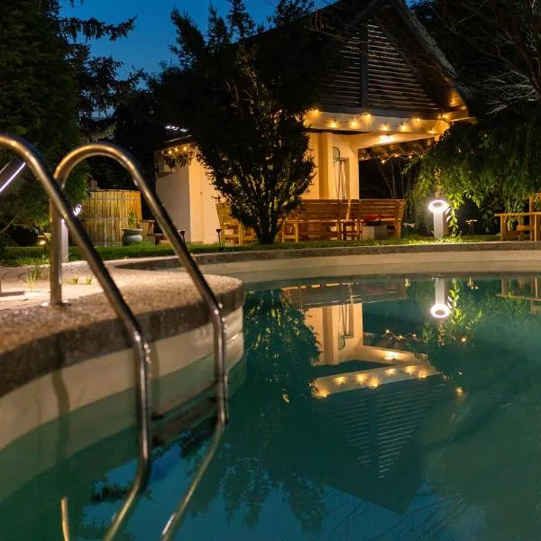 Evie's Tree House，位于Dragomirna的酒店