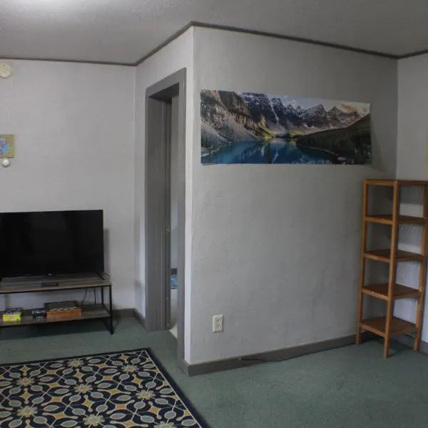 WP2 Pet Friendly Keweenaw Apt w EV Charger Onsite，位于Calumet的酒店