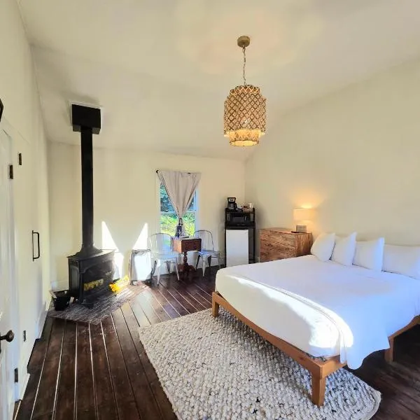 Dennen's Victorian Farmhouse，位于Little River的酒店