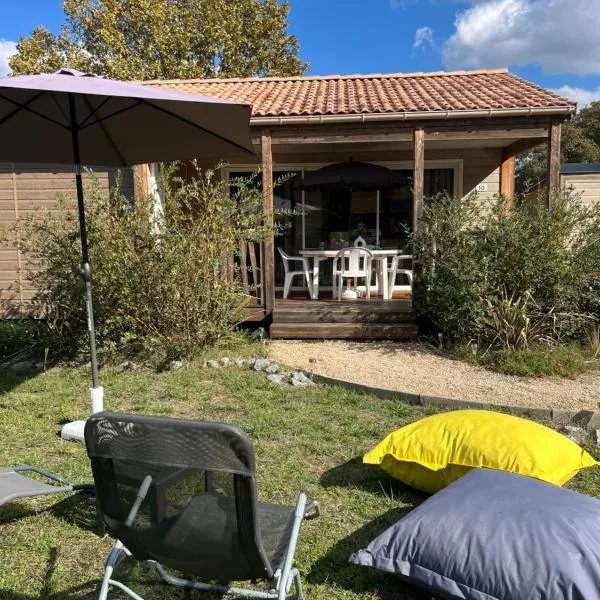 CHALET chaleureux tout confort dans domaine avec Piscine au cœur des Landes bord de Lac avec plage aménagée，位于拉布耶尔的酒店